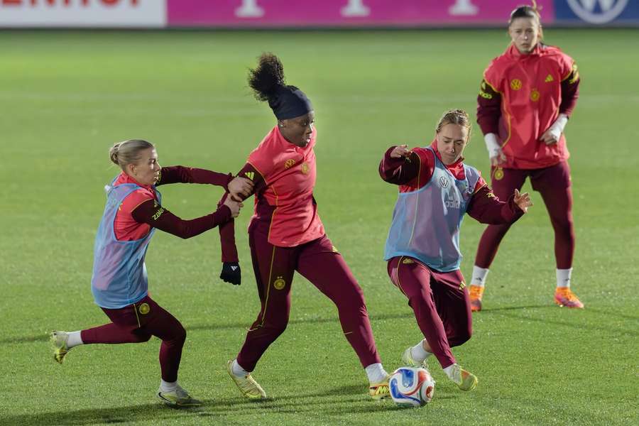 Nicole Anyomi (2. v. l.) und ihre Kolleginnen wollen in der Nations League Revanche gegen Spanien nehmen.