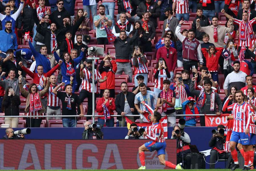 Simeone festeja o seu primeiro golo como sénior