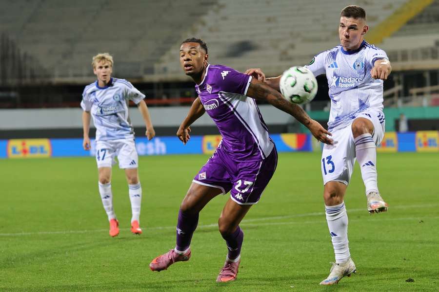 Kapitán Sigmy Jiří Sláma v souboji o míč v duelu s Fiorentinou.