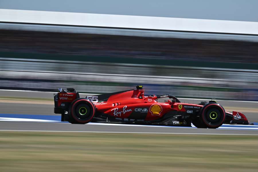 Sainz é rápido em Silverstone com sua Ferrari.