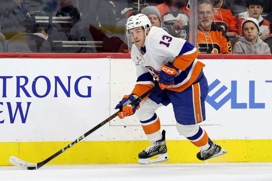 New York Islanders forward Matthew Barzal skating along the boards against the Philadelphia Flyers (2025)