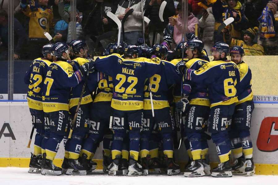 Hokejisté Zlína slaví vítězství.