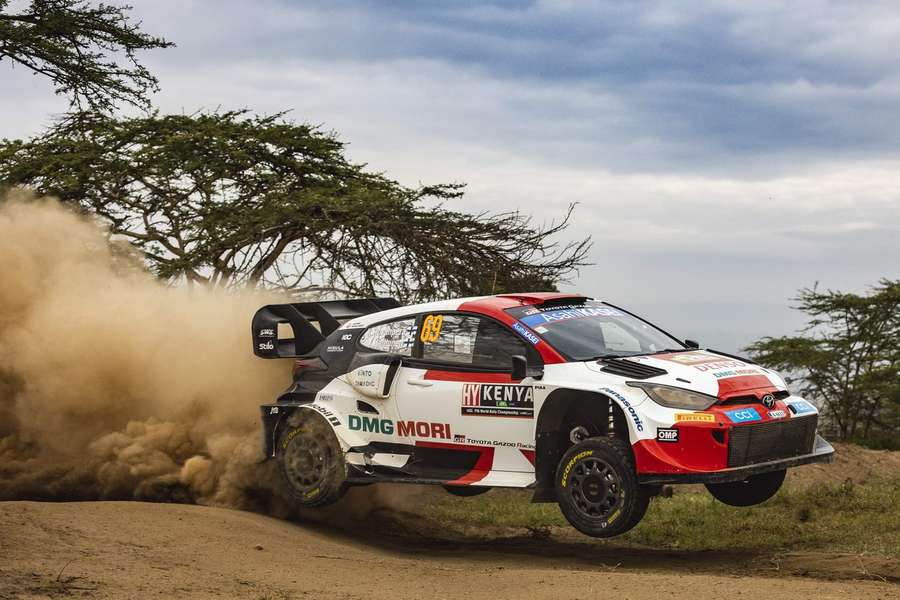 Safari rallye vede i po druhé etapě Rovanperä, Toyota v Africe dominuje