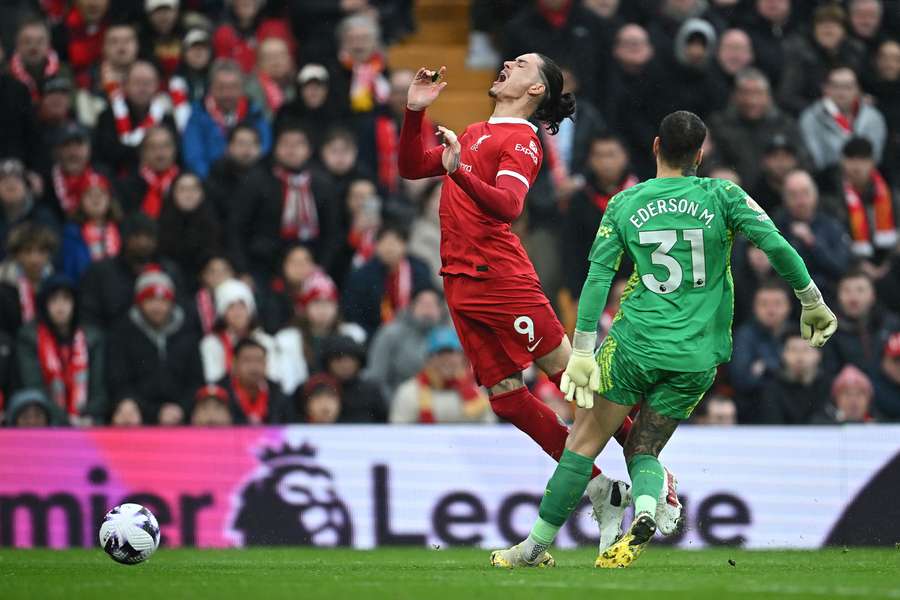 Ederson cometeu grande penalidade e saiu lesionado