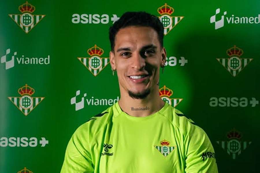 Real Betis coach Fajardo welcomes new signing Antony