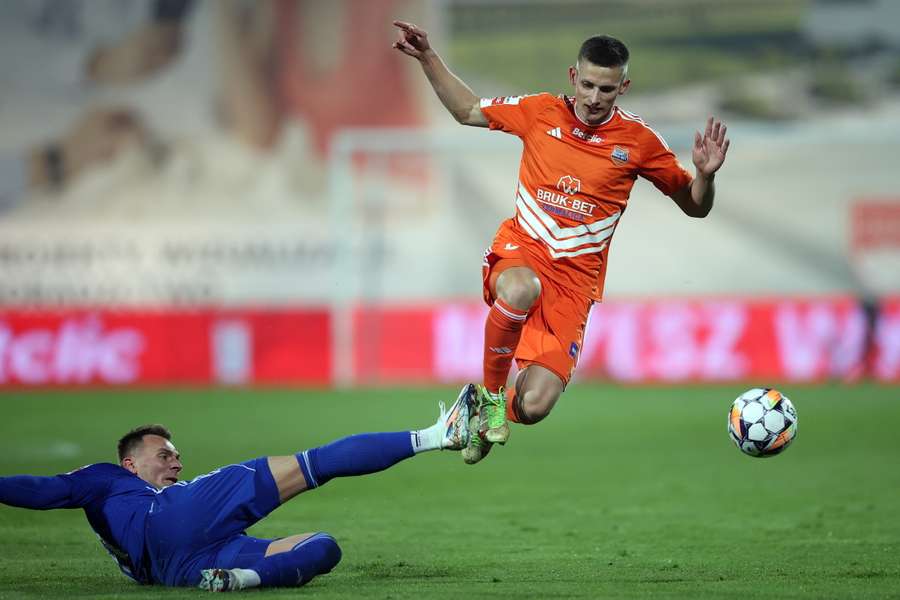 Zawodnik Bruk-Bet Termaliki Nieciecza Maciej Wolski (P) i Damian Michalik (L) z Miedzi Legnica