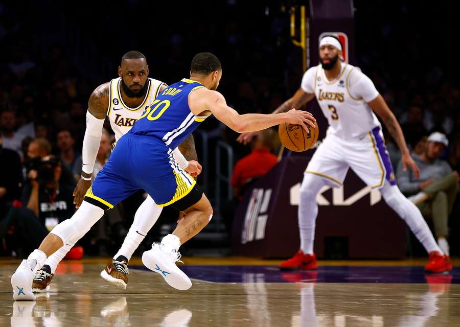 Steph Curry e i Warriors non hanno trovato nulla di offensivo contro i Lakers, Anthony Davis e LeBron James hanno difeso ancora una volta molto bene.