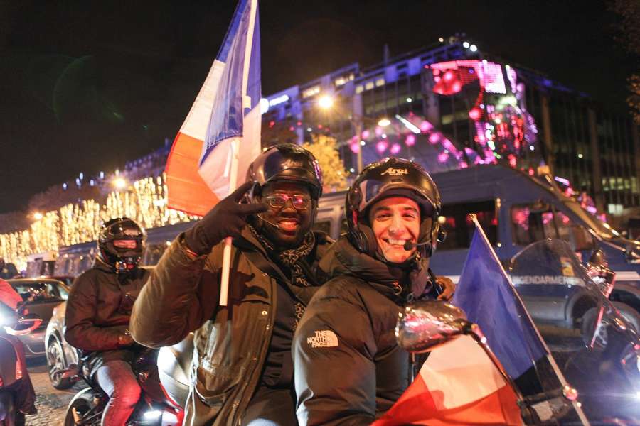 Francie oslavovala postup do finále MS. Radost, ohňostroje i chaos v ulicích