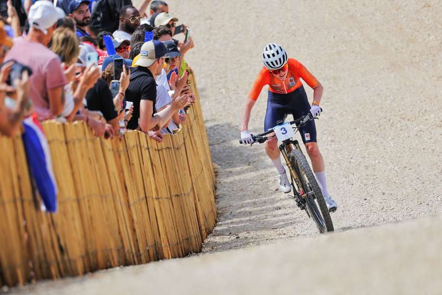 Puck Pieterse rijdt lek en grijpt naast medaille