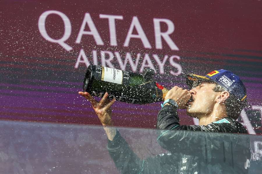 George Russell slaví na stupních vítězů. George Russell slaví na stupních vítězů.