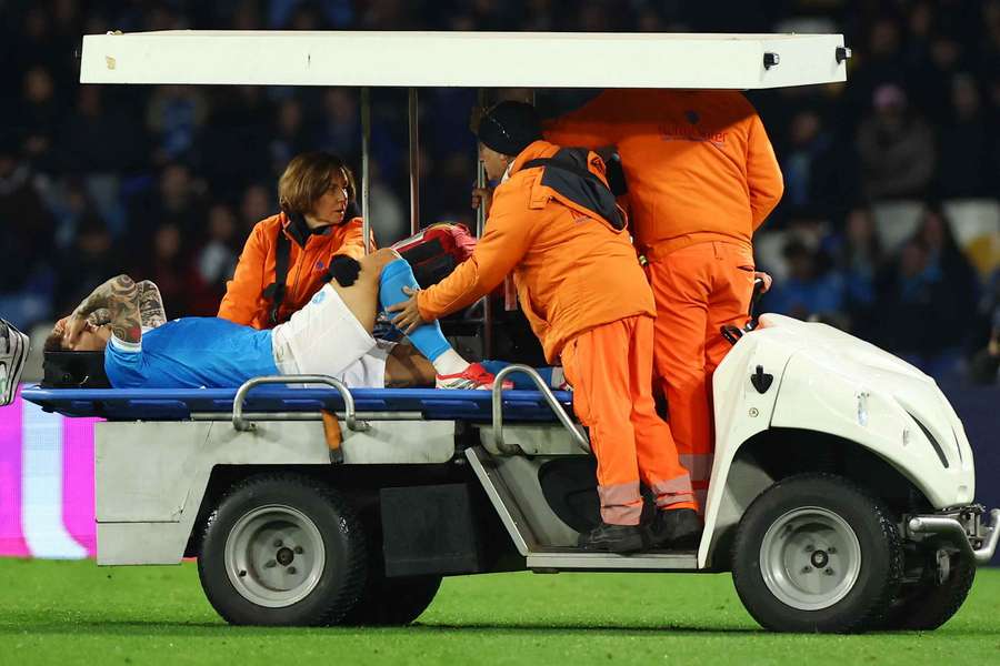 Di Lorenzo esce in barella