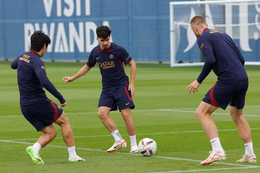 Kang-in Lee, Vitinha et Skriniar sur la pelouse du Campus PSG.