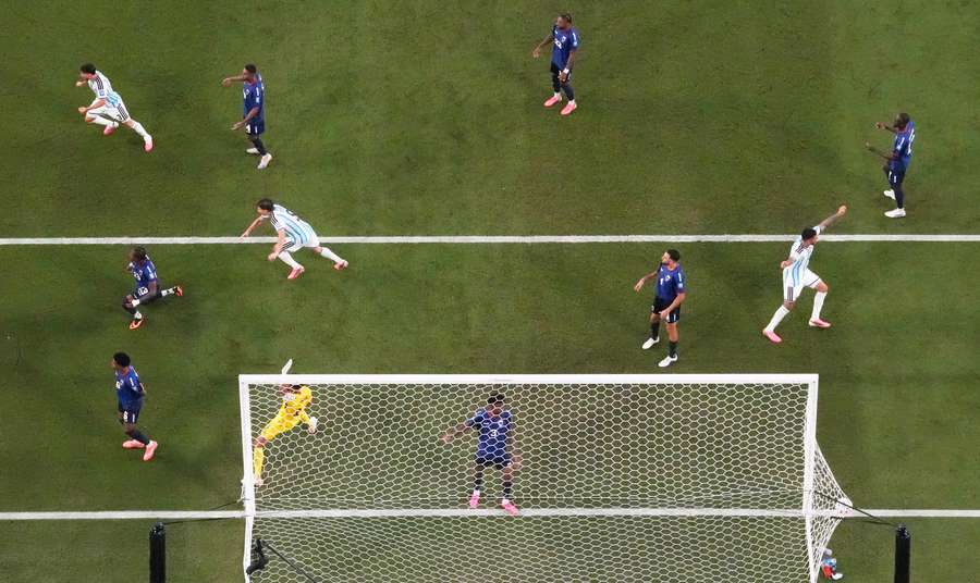 Il gol di Lisandro Martinez Il gol di Lisandro Martinez