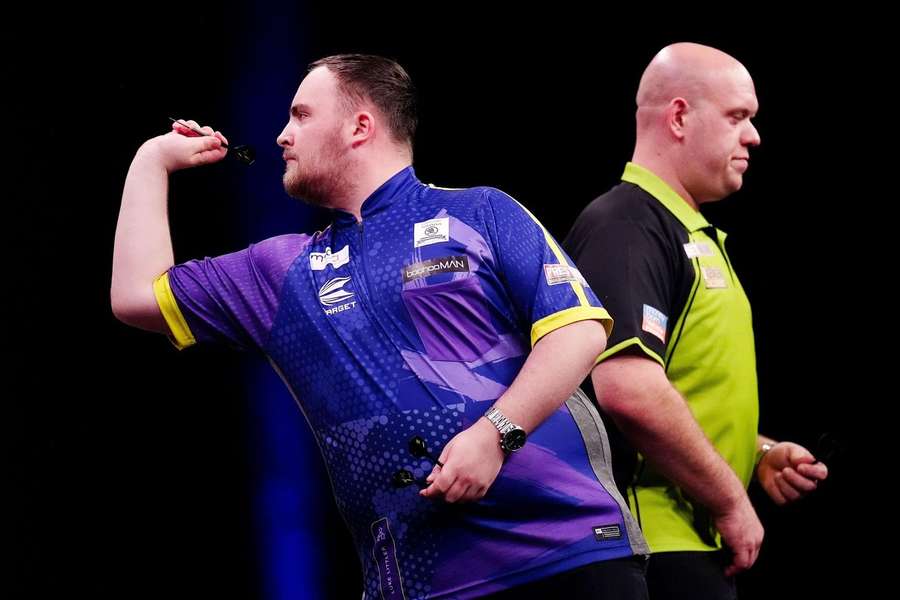 Luke Littler (l.) trifft am Montag auf Michael van Gerwen (r.).