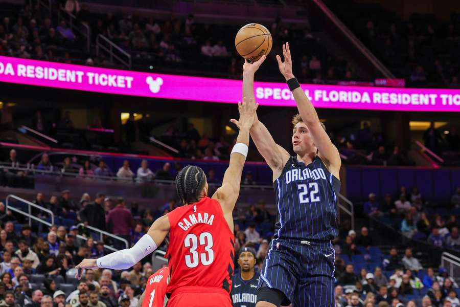 NBA: Franz Wagner (r.) wirft über Trail Blazers-Profi Toumani Kamara.