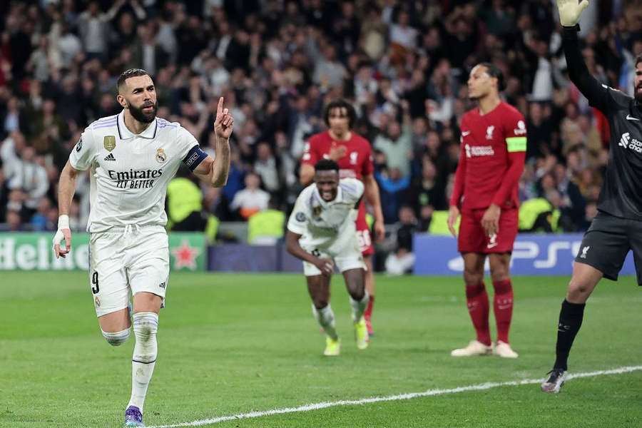 Benzema celebra gol marcado sobre o Liverpool