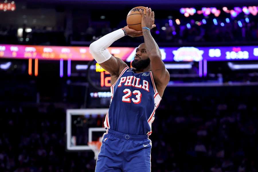 LeBron James poprvé v NBA v dresu Philadelphie.