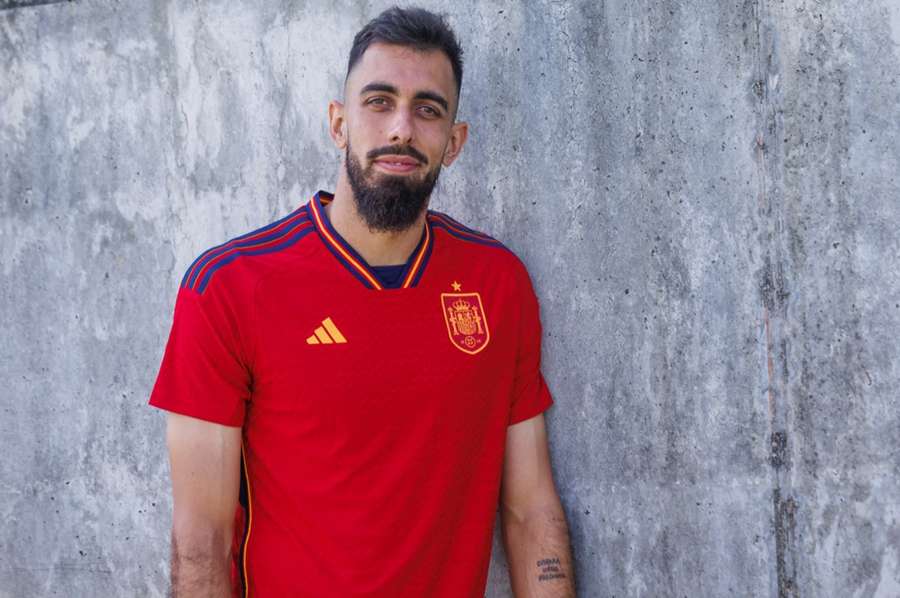 Borja Iglesias se pone la camiseta de la selección española por primera vez
