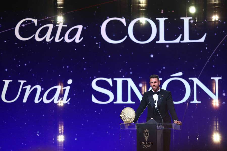 Unai Simón, com o troféu Yashin Unai Simón, com o troféu Yashin