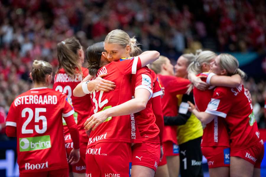 De danske kvinder fejrer sejren over Serbien