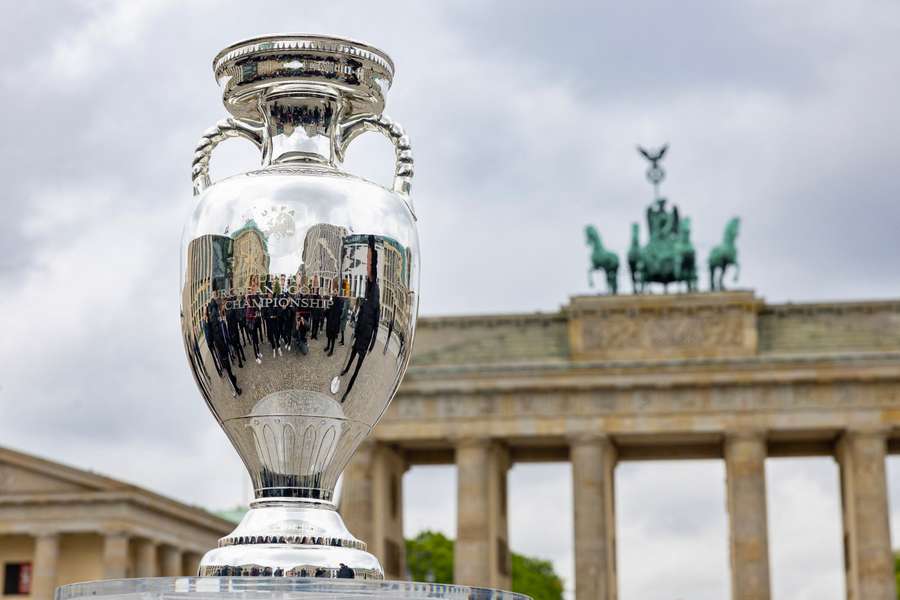 O troféu da Euro em Berlim, sede da final em 2024