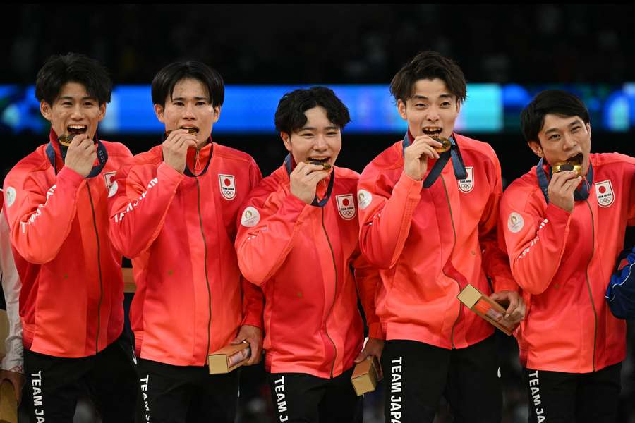 Equipa masculina de ginástica do Japão com o ouro