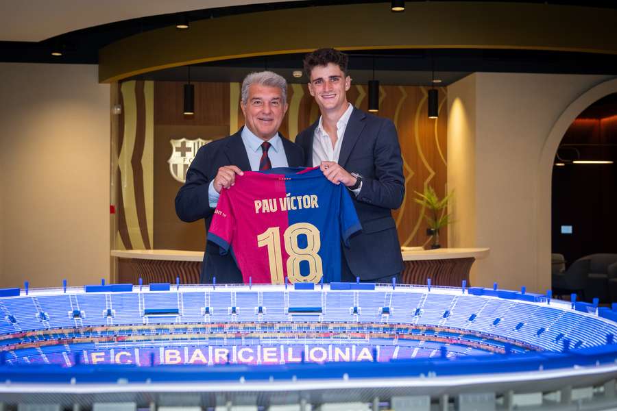 Pau Víctor, cu Joan Laporta, președintele Barcelonei, după semnarea contractului. 