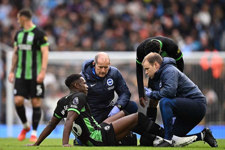 Danny Welbeck raakt geblesseerd in de wedstrijd tussen Manchester City en Brighton & Hove Albion van afgelopen weekend