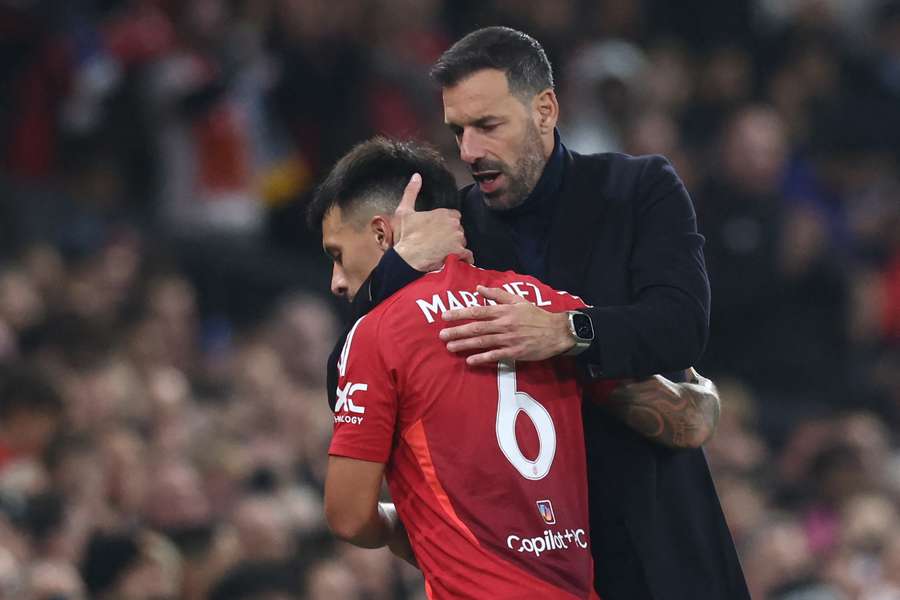 Ruud van Nistelrooy (R) congratulates Manchester United's Argentinian defender #06 Lisandro Martinez (L) as he exits