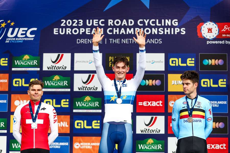 Stefan Bissegger (tweede), Joshua Tarling (eerste) en Wout van Aert (derde) op het podium in Emmen