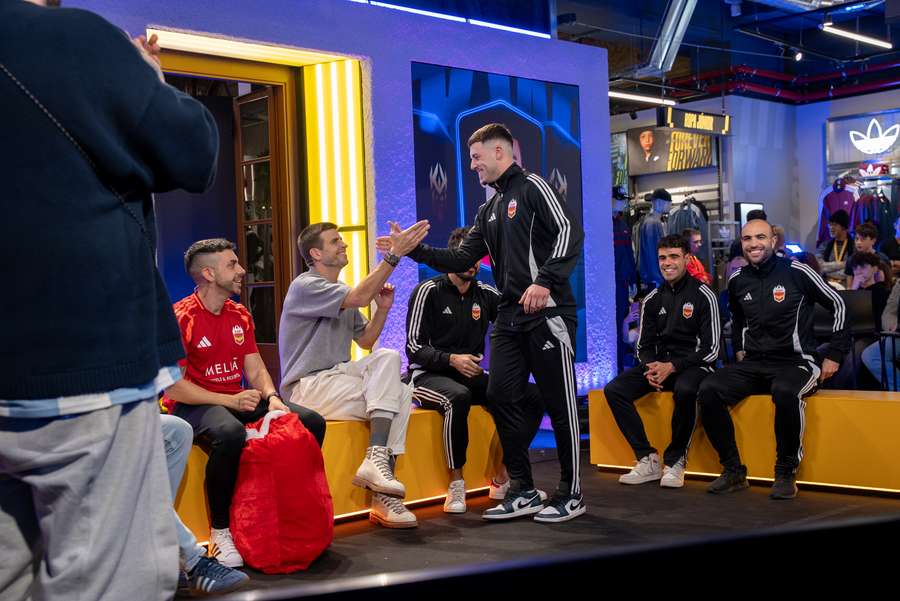 David Soriano, saludando a Piqué David Soriano, saludando a Piqué