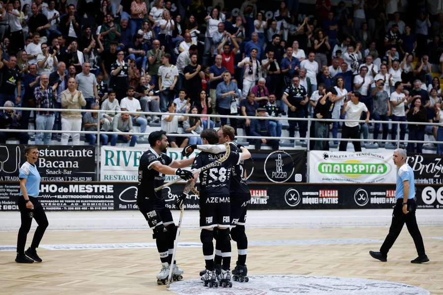 Equipa da Sanjoanense festeja o empate