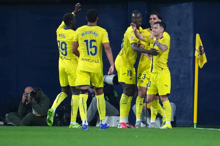 Os jogadores do Villarreal celebram o golo de Alberto Moleiro