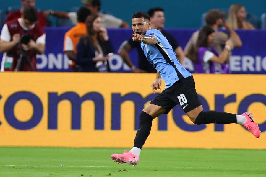 Maximiliano Araujo viert feest na het eerste doelpunt van Uruguay