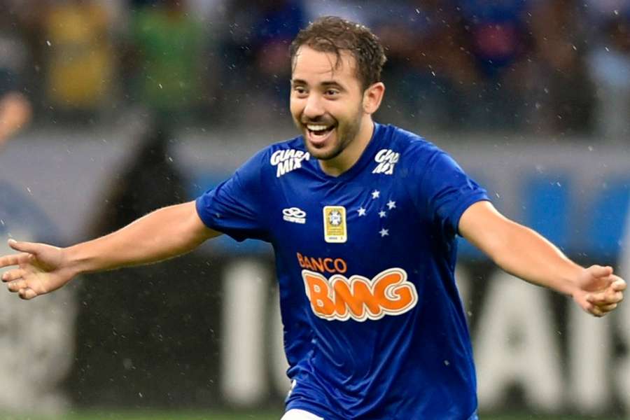 Everton Ribeiro foi bicampeão brasileiro pelo Cruzeiro