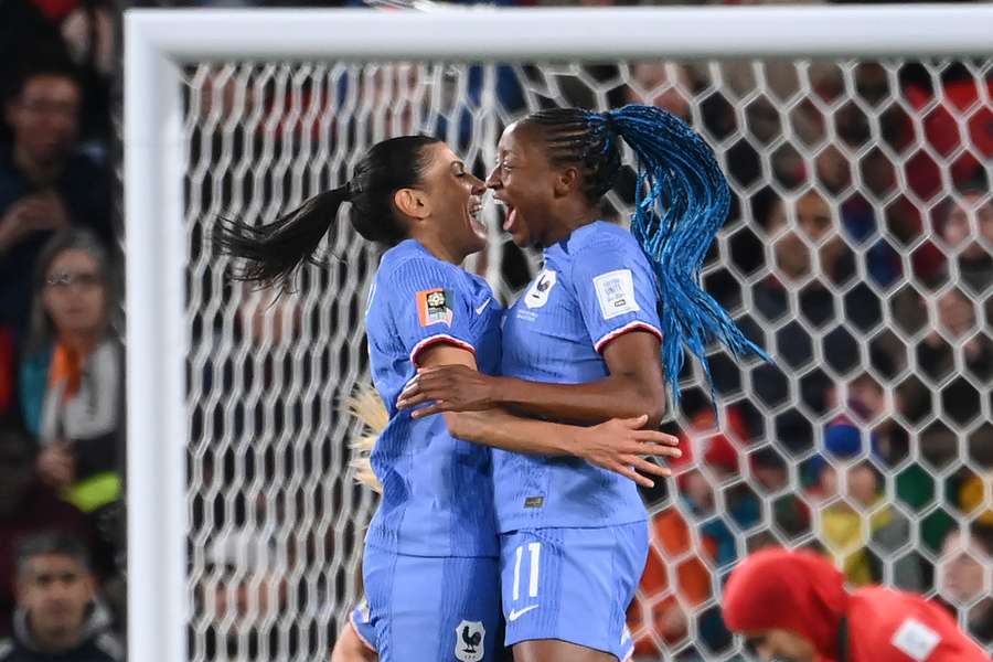 Kenza Dali avec Kadidiatou Diani contre le Maroc