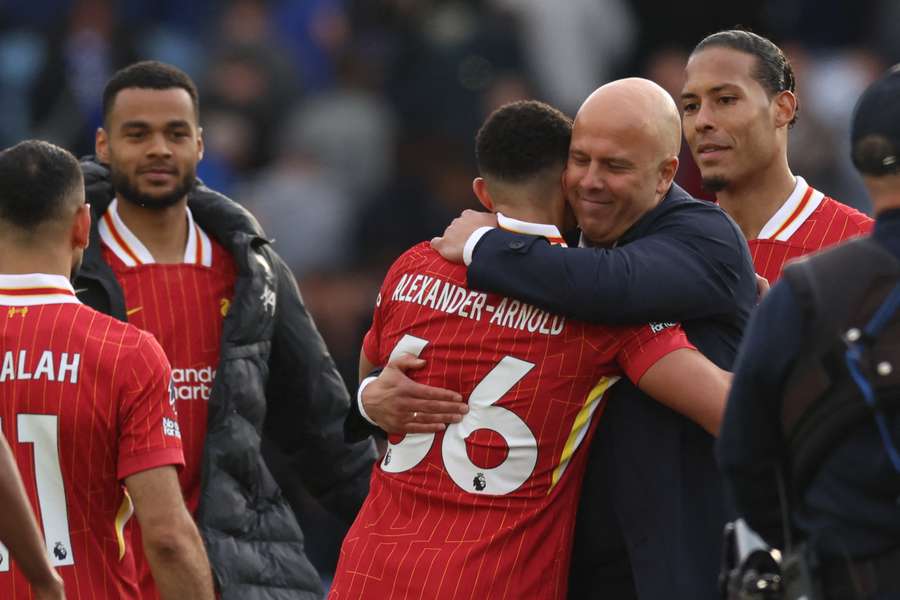 Arne Slot und der womöglich scheidende Trent Alexander-Arnold.