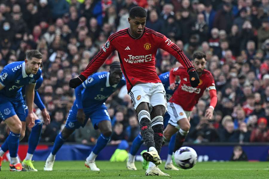 Marcus Rashford schiet de 2-0 binnen