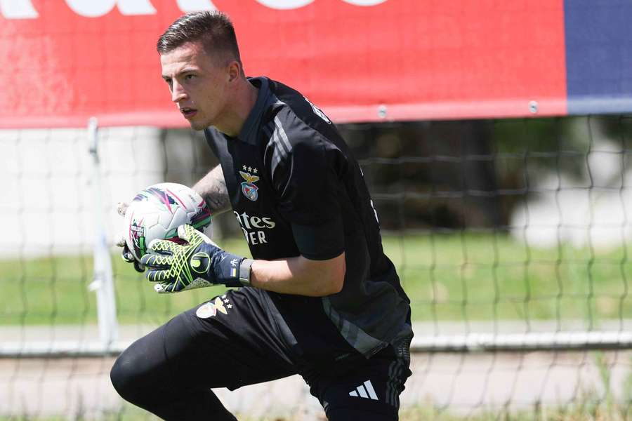 Trubin em ação no treino do Benfica, no Seixal