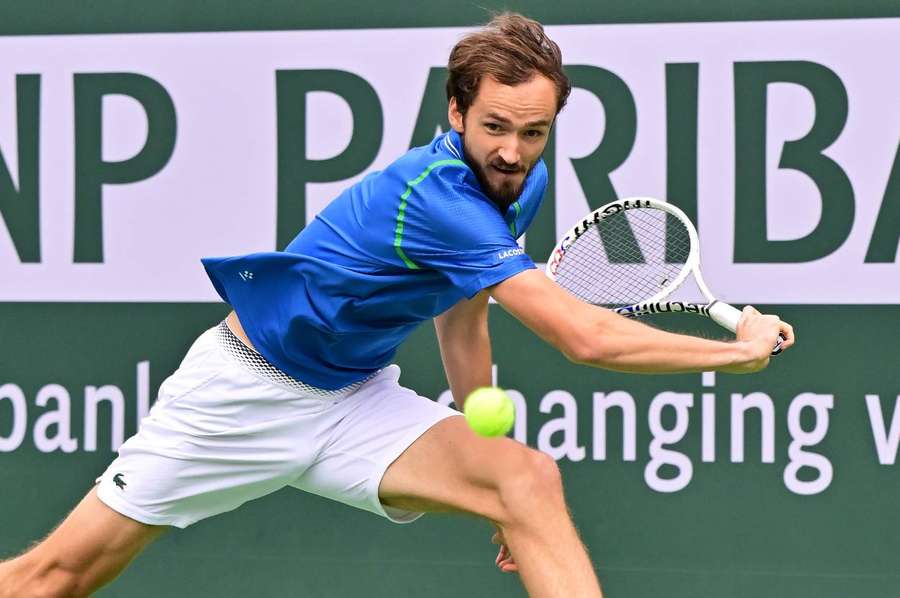 Medvedev shakes off fall to beat Zverev, reach Indian Wells quarter-finals