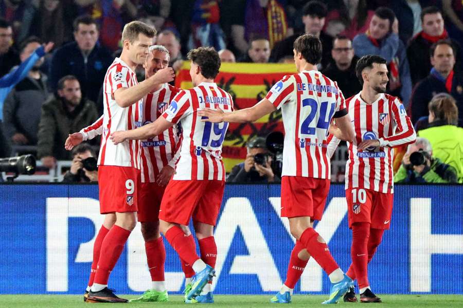 Los jugadores del Atlético felicitan a Sorloth por su gol