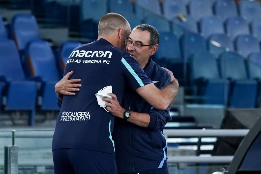 Un abbraccio tra Tudor, al tempo tecnico del Verona, e Sarri, tecnico della Lazio Un abbraccio tra Tudor, al tempo tecnico del Verona, e Sarri, tecnico della Lazio