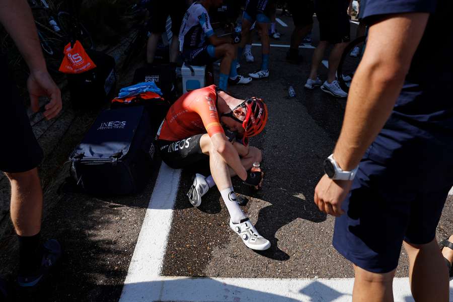 Thymen Arensman zit op de grond na afloop van etappe 4 van de Vuelta