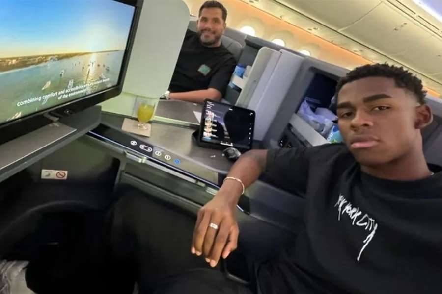 Víctor Guzmán no avião a caminho de Lisboa