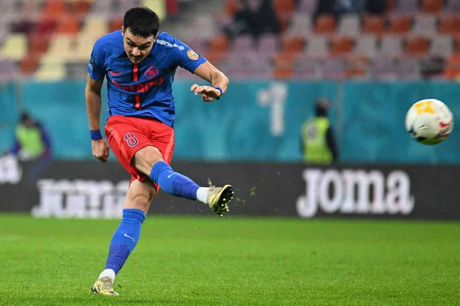 Adrian Șut marchează pentru FCSB