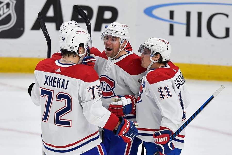 Tanner Pearson (i midten) fejrer Canadiens' sejr over Sabres.