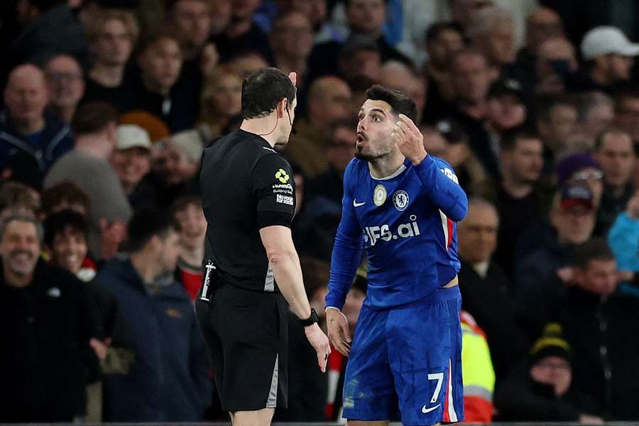 Pedro Neto viu dois amarelos em três minutos contra o Arsenal