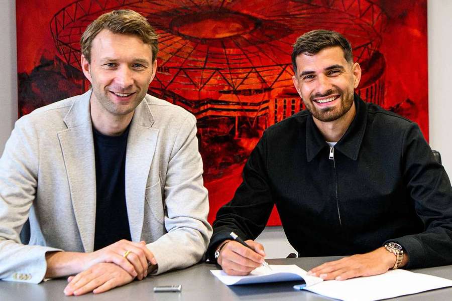 Martin Terrier firma su contrato con el Leverkusen
