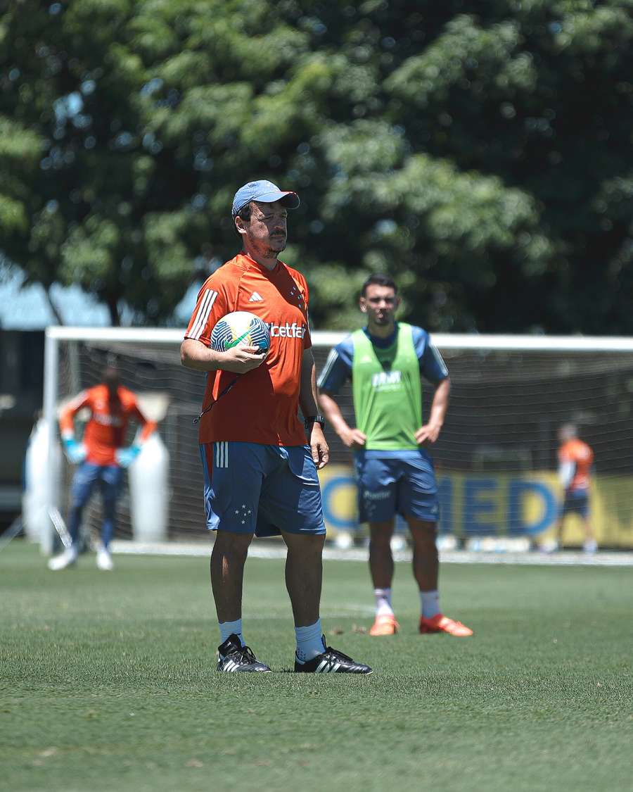 Fernando Diniz durante treinamento na Toca da Raposa 2 Fernando Diniz durante treinamento na Toca da Raposa 2