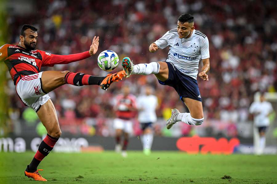 Fabrício Bruno e Bruno Rodrigues em disputa pela bola